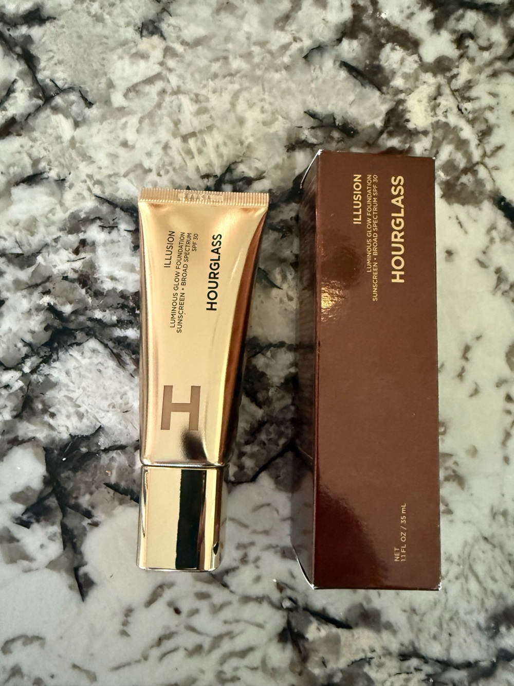 Hourglass Illusion Luminous Glow Foundation - shade 6